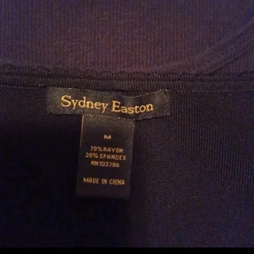 sleeveless top with dragonfly embroidery - Picture 5 of 8